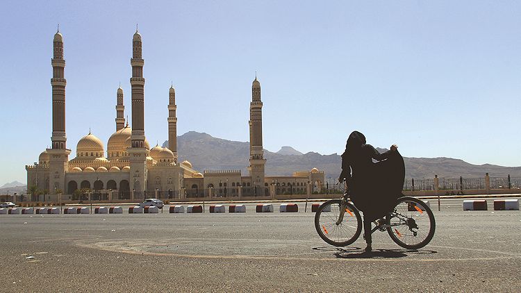 YemeniWomanBikeGroup750